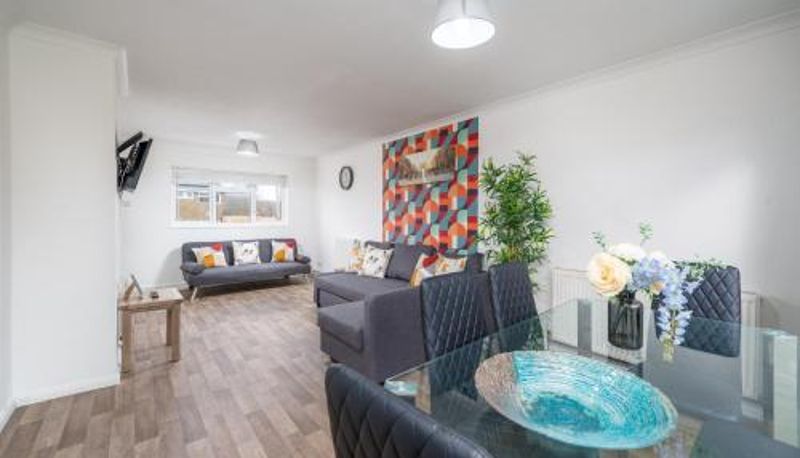 Apartment - WiFi  Free Off Street Parking for 2 Cars  Garden Skyvillion-STEVENAGE Amazing 3Bed House