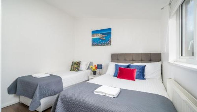 Apartment - WiFi  Free Off Street Parking for 2 Cars  Garden Skyvillion-STEVENAGE Amazing 3Bed House