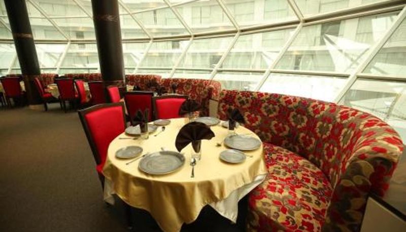 Sala de desayunos dentro del restaurante - Rajhans Belliza Luxurious Studio Apartment