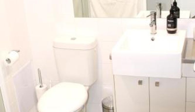 Standart oda - 2 Car Spaces Spacious Braddon 2BD - Ground Floor