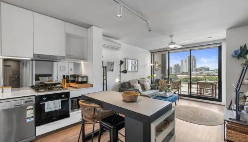 Camera standard - Modern Homely 2BR APT w Parking Bowen Hills