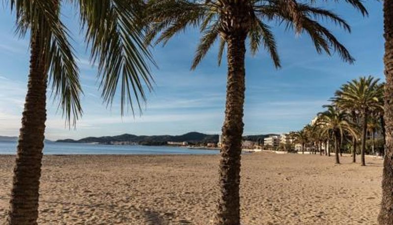 Camera standard - parking  clim  bord de mer Le Lavandou T2 pour 4 pers