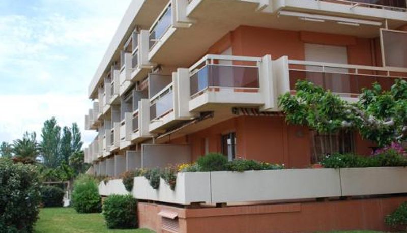 Camera standard - parking  clim  bord de mer Le Lavandou T2 pour 4 pers