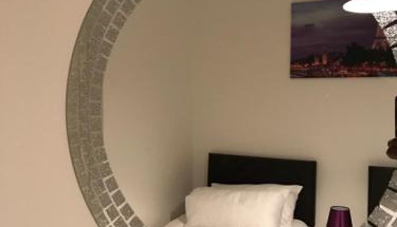 Apartament - Fantastic House with Amenities