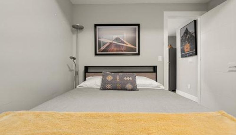 Camera standard - Heart of Hillhurst 1BR Home !