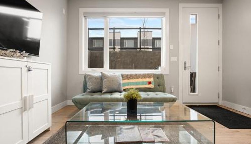 Info - Heart of Hillhurst 1BR Home !