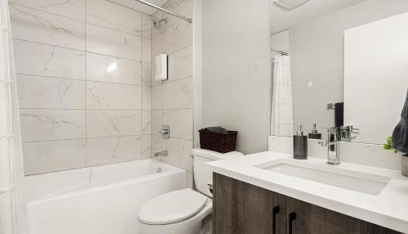 Camera standard - Heart of Hillhurst 1BR Home !