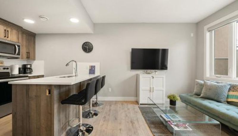 Info - Heart of Hillhurst 1BR Home !