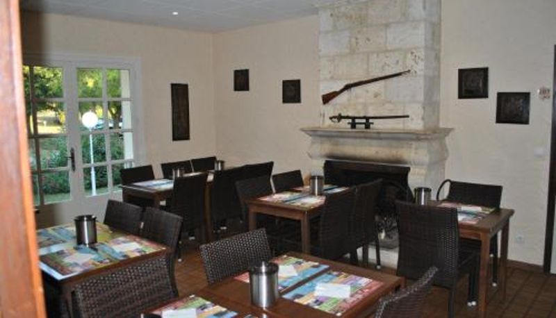 Salle de petit-déjeuner dans le restaurant - Logis Hôtel & Restaurant Le Fleurance Logis
