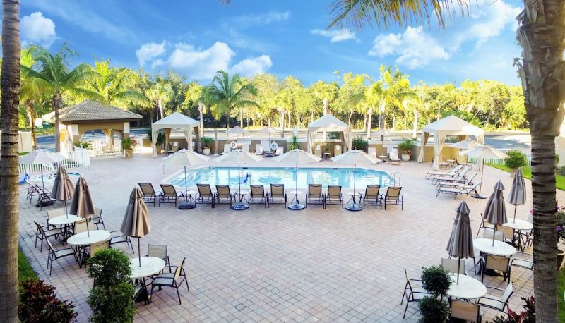 Pool - Holiday Inn Express & Suites NAPLES DOWNTOWN - 5TH AVENUE by IHG