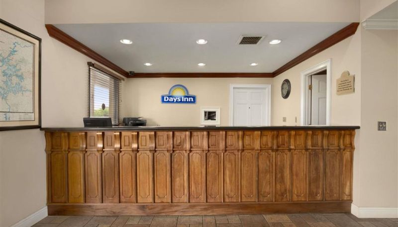 Hall - Days Inn by Wyndham Alexander City