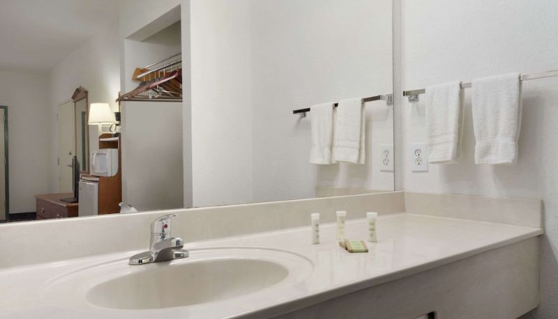 Badezimmer - Super 8 by Wyndham Chatsworth/Dalton