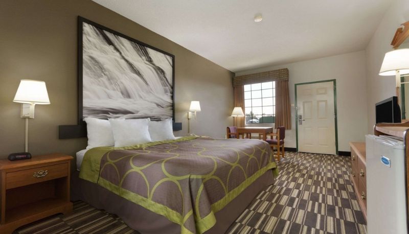 Suite - Super 8 by Wyndham Chatsworth/Dalton