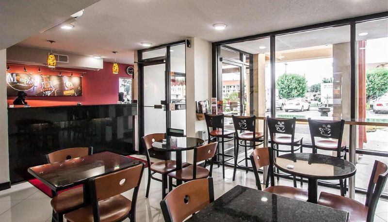 Hall - Econo Lodge Inn & Suites Memphis East