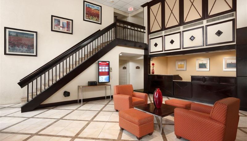 Lobby - Ramada by Wyndham Newark/Wilmington