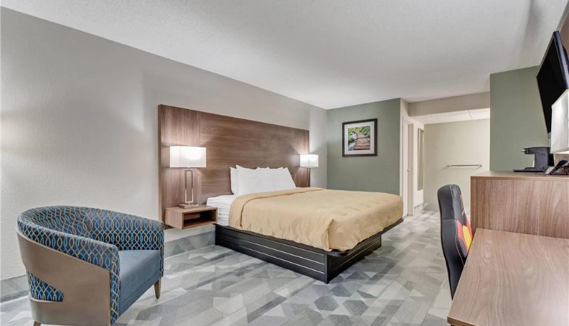 Room - Quality Inn Dalton East
