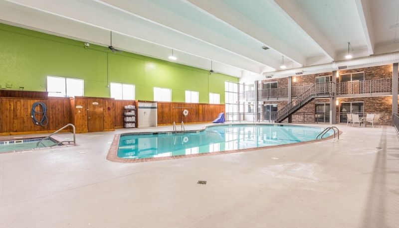 Pool - EverSpring Inn & Suites - Marshall