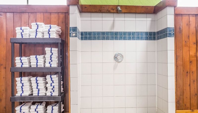 Pool - EverSpring Inn & Suites - Marshall