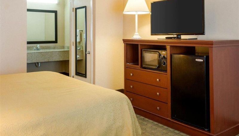Zimmer - Quality Inn Louisville MS