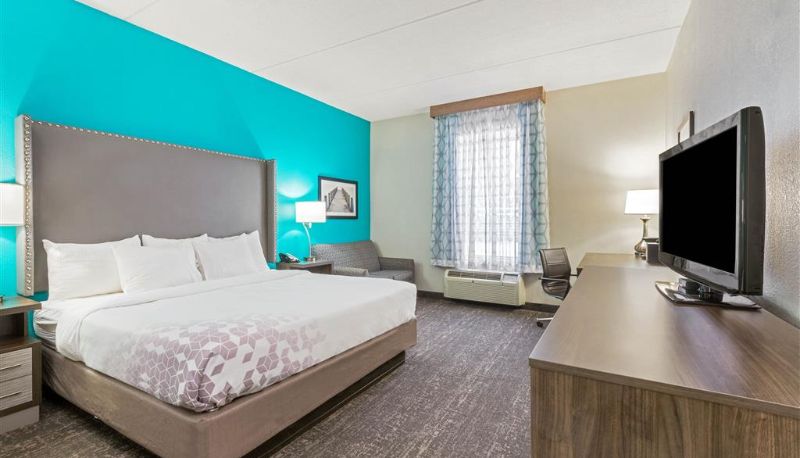 Camera - La Quinta Inn & Suites by Wyndham Jamestown