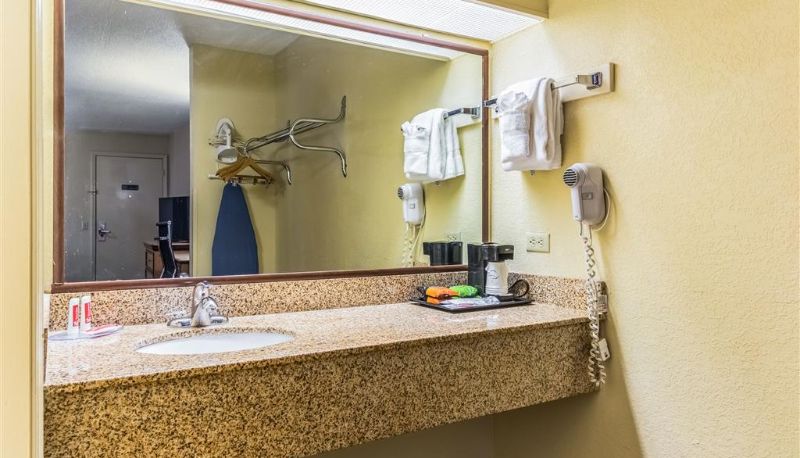 Zimmer - Econo Lodge Whiteville