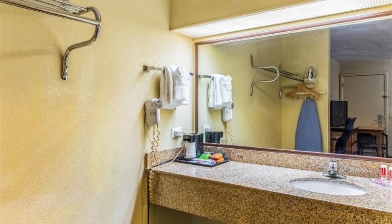Zimmer - Econo Lodge Whiteville