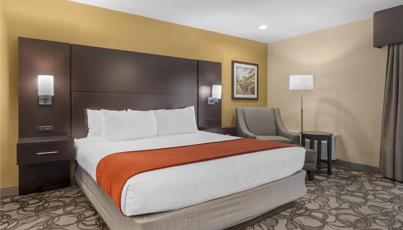 Room - Best Western Plus Plaza by the Green