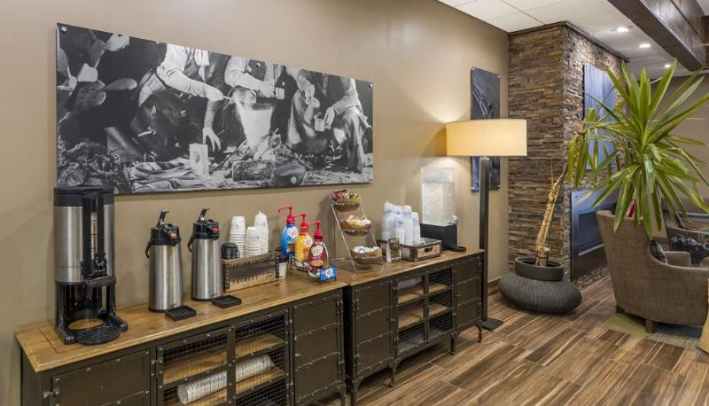 Hall - Best Western CottonTree Inn