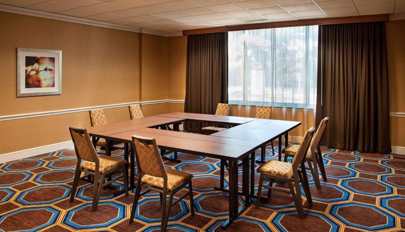 Vergaderzaal - The Chifley Houston Tapestry Collection by Hilton