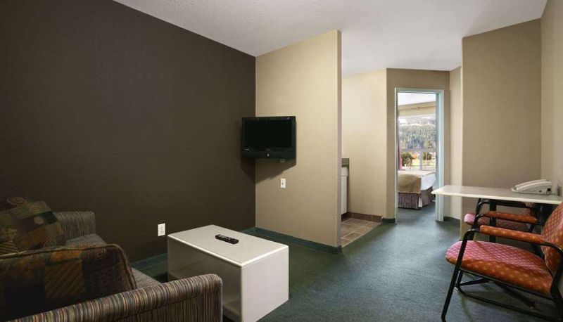 Suite - Super 8 by Wyndham Revelstoke BC
