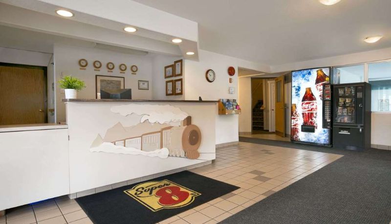 Lobby - Super 8 by Wyndham Revelstoke BC