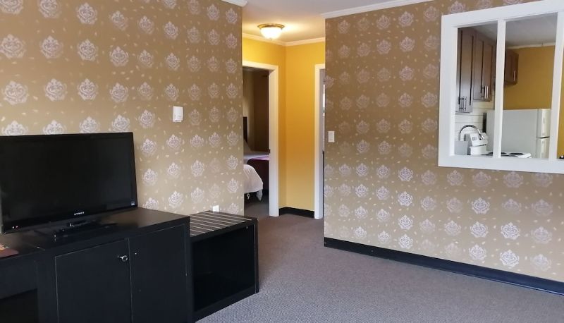 Süit - Alpine Inn & Suites