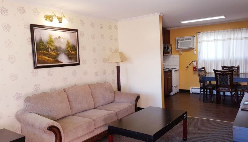 Süit - Alpine Inn & Suites