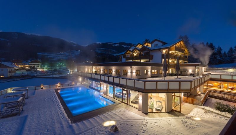 Buitenruimte van het hotel - Green Lake Hotel Weiher
