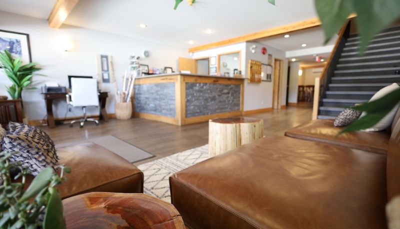 ホール - Glacier Mountain Lodge