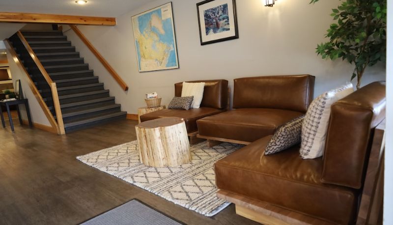 ホール - Glacier Mountain Lodge