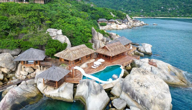 LÀNG CHÀI NINH VÂN BÌNH DỊ NÉP MÌNH BÊN BỜ BIỂN VỚI NHỮNG CON THUYỀN NHỎ CẬP BẾN