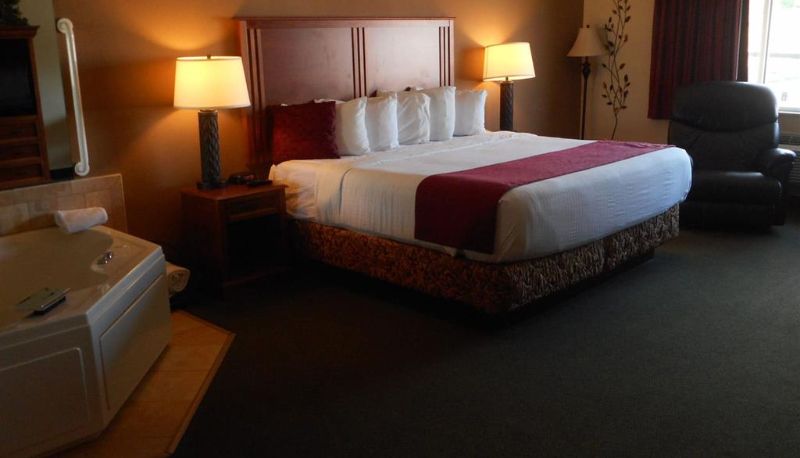 Zimmer - AmericInn by Wyndham McAlester