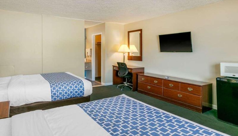 Quadrupla - Rodeway Inn