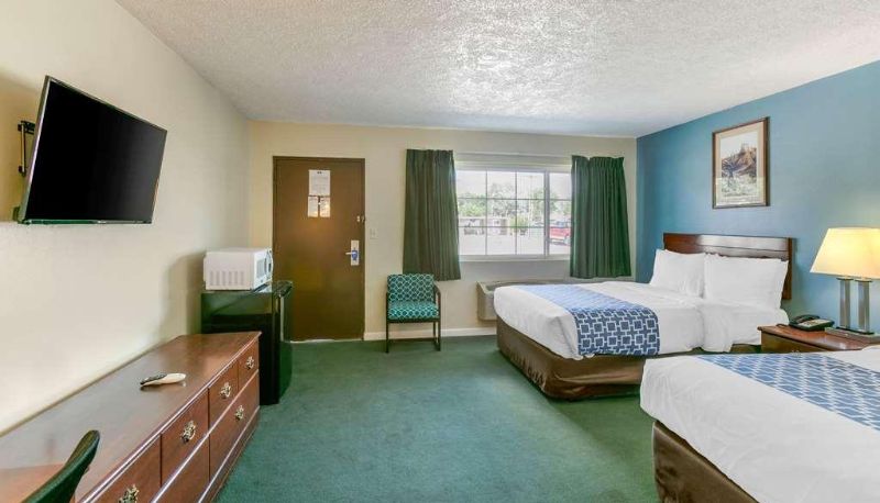 Quadrupla - Rodeway Inn