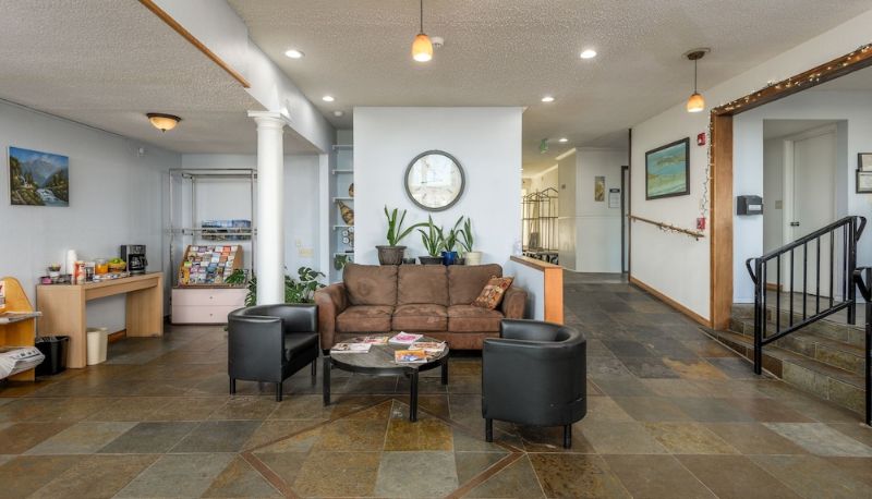 Salon - Waldport Bayfront Hotel and Restaurant