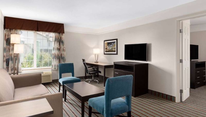 Suite - La Quinta Inn & Suites by Wyndham Bakersfield North