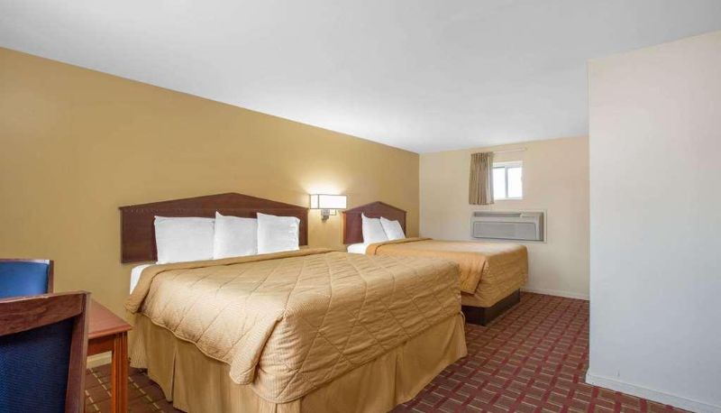 Quadrupla - Knights Inn Tonawanda