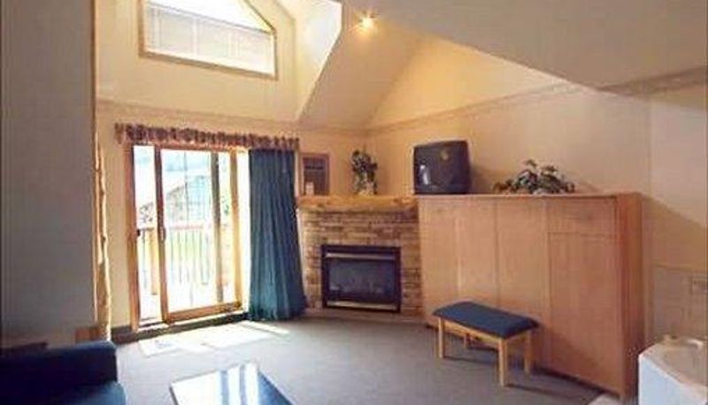 Wellness- und Fitnessbereich - Waterton Glacier Suites
