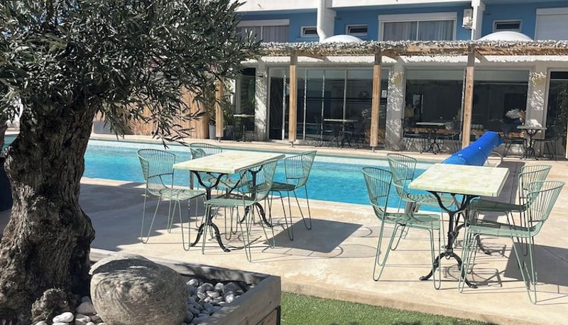 Pool - Hôtel Les Sables - Urban Style - by Logis Hotels