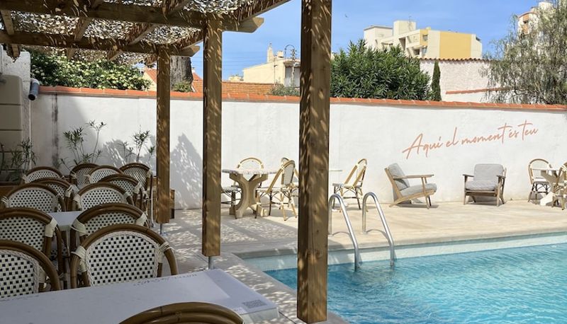 Pool - Hôtel Les Sables - Urban Style - by Logis Hotels