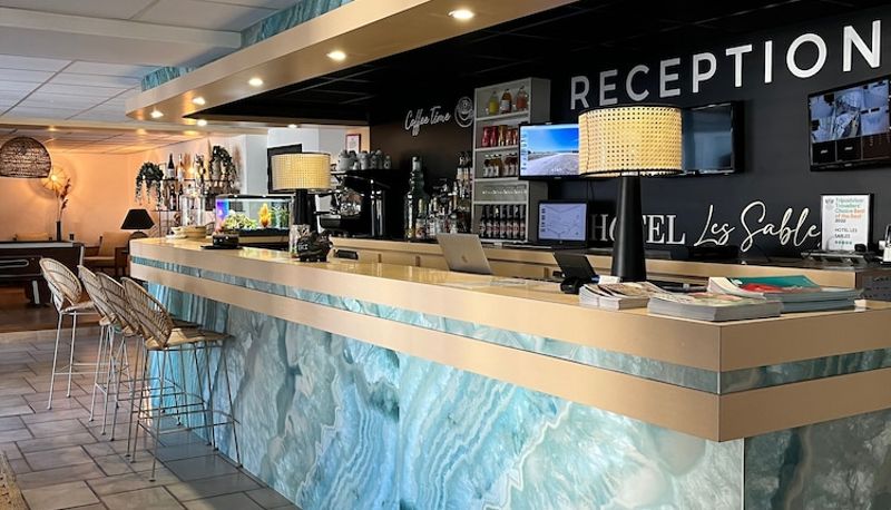 Reception - Hôtel Les Sables - Urban Style - by Logis Hotels
