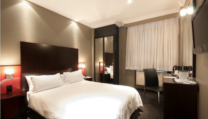 Chambre - Manhattan Hotel Operations (Pty) LTD