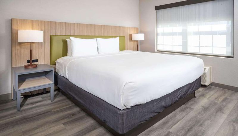 Zimmer - Country Inn & Suites by Radisson Stone Mountain GA