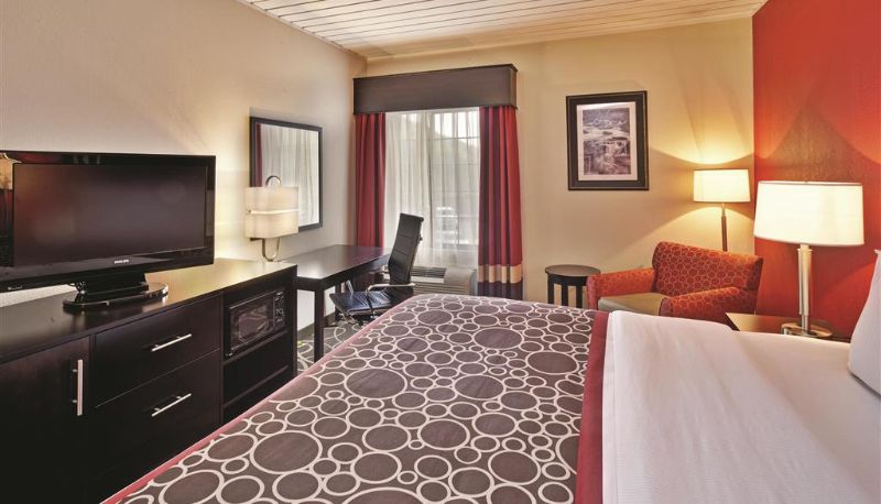 Zimmer - La Quinta Inn & Suites by Wyndham Elkview - Charleston NE